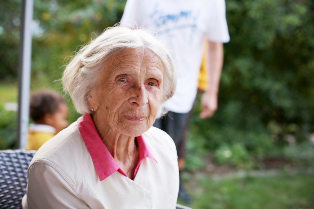 Jule & Oma Klara: „Ich rufe sie von Bali aus an, ungefähr alle zwei Wochen über Skype auf ihr Festnetz“ 2 Ney Nana - Oma Klara