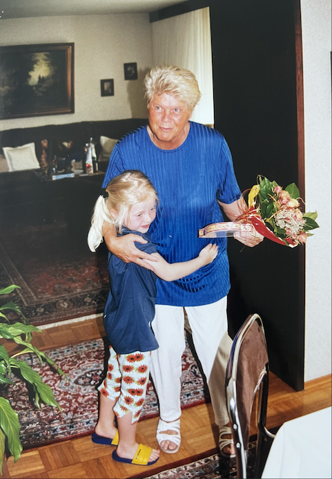 Lena & Oma Hedi: Eine Frau, ihr Fahrrad und ihre knallrosa Jacke, die jeder und jede im Dorf kennt 1 Hey Nana - Carina & Oma Elfriede